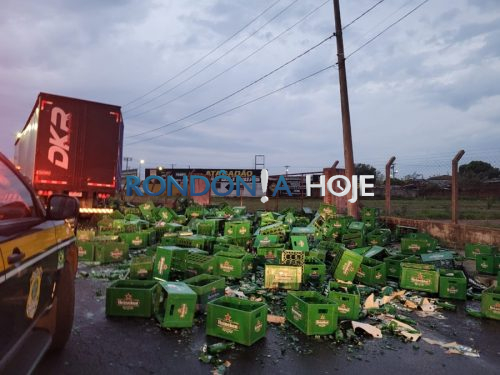 Caminhão da Heineken tomba e cerveja fica espalhada na estrada em Rondônia