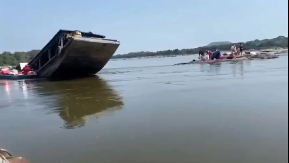 Embarcação bate em ‘monte’ de pedras no rio Guaporé e passageiros são socorridos pelo Exército